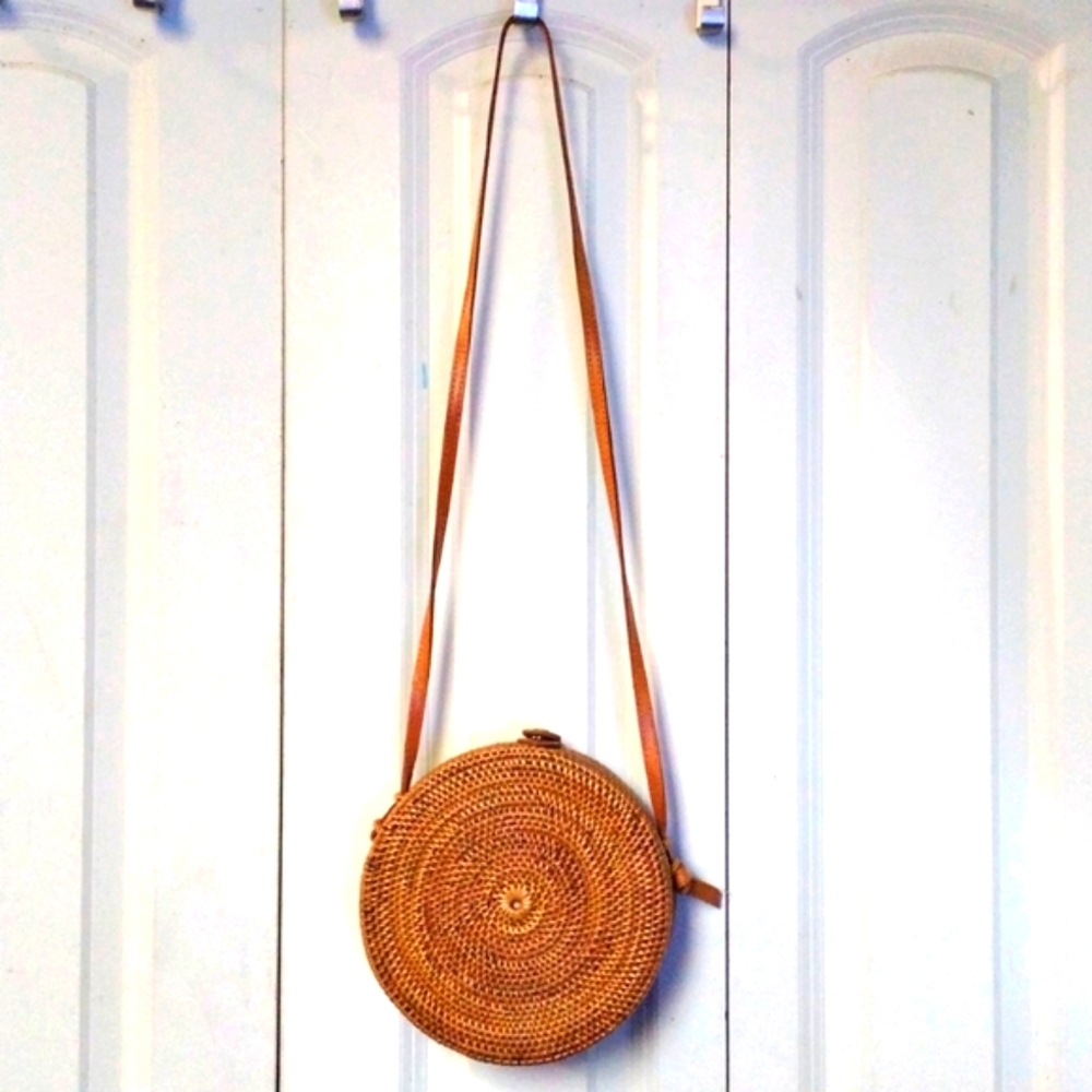 Round Crossbody Rattan Purse - Picture 2 of 3